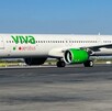 Se observa un avión de Viva Aerobús blanco que se encuentra en una pista de aterrizaje.