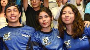 Jóvenes con playera de la BUAP en el Polideportivo de la Universidad.
