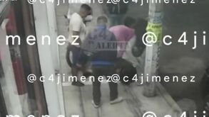 Víctor siendo agredido por sujetos armados presuntamente enviados por la encargada de la pizzería en que trabaja