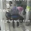 Víctor siendo agredido por sujetos armados presuntamente enviados por la encargada de la pizzería en que trabaja