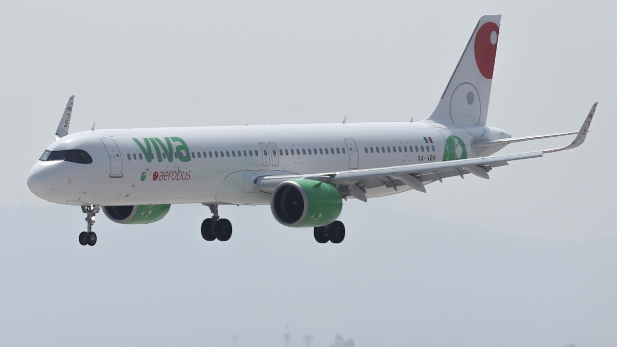 Avión de Viva Aerobus en el cielo
