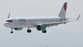 Avión de Viva Aerobus en el cielo