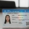 En la imagen se ve una licencia de conducir y una foto de una mujer de Saltillo, Coahuila.