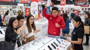 Imagen generada con IA de Gemini en donde hay personas comprando celulares con grandes descuentos.