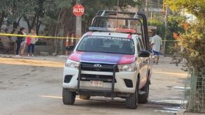 Policía de patrulla municipal en Poza Rica Veracruz, en una escena del crimen.