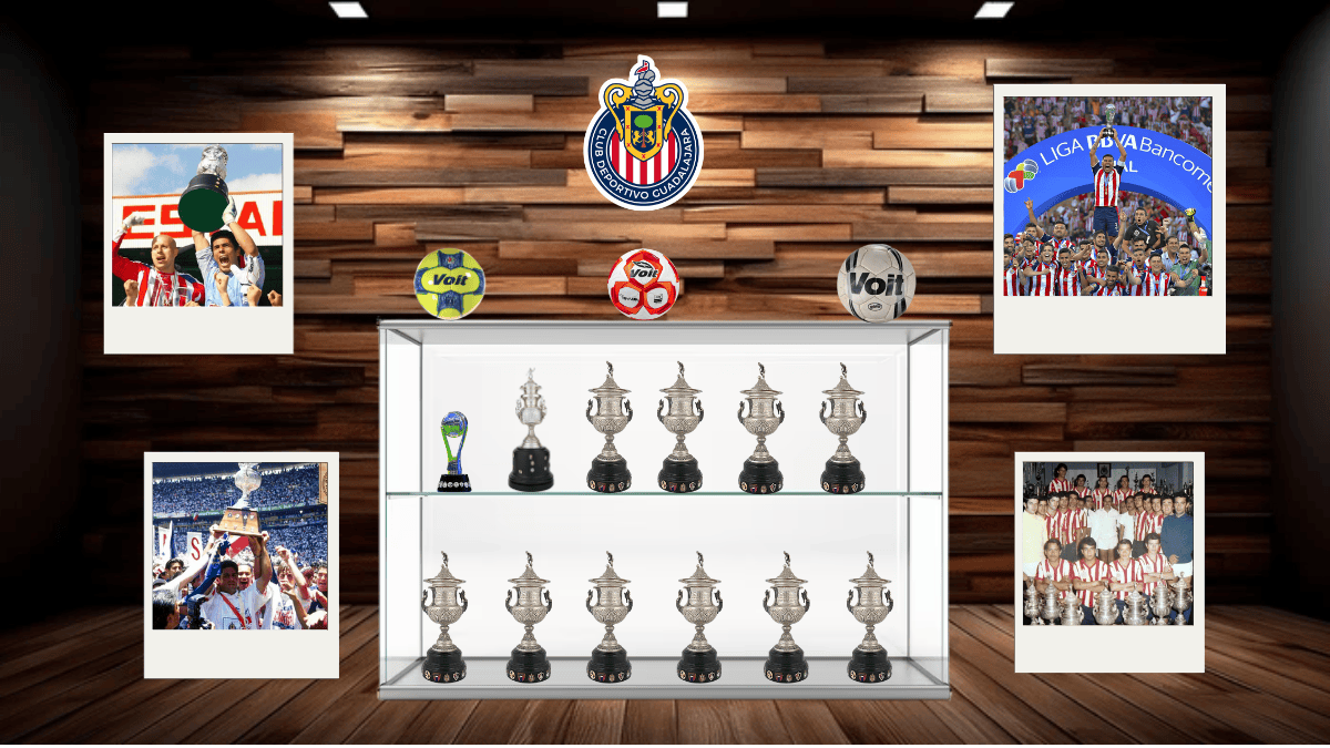 Un gabinete de trofeos del Club Deportivo Guadalajara (Chivas) con copas, balones y fotos polaroid de celebraciones del equipo sobre un fondo de madera.