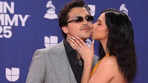 Christian Nodal y su esposa, Ángela Aguilar compartiendo un tierno momento en la alfombra roja de los Latin Grammy.