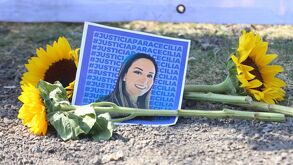 Una fotografía de la abogada Cecilia Monzón junto a dos girasoles, en señal de justicia por su feminicidio en Puebla.