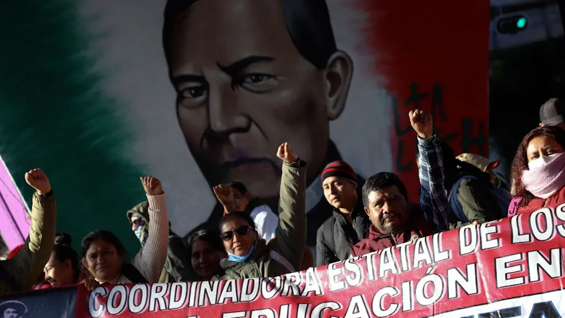 La coordinadora tomó la caseta y levantó plumas en las 15 casetas que conforman la garita de San Marcos.