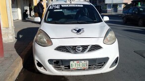 Unidad de taxi involucrada en un accidente luego de arrollar a una mujer en el Centro de Gómez Palacio.