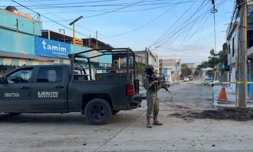 Elemento del Ejército mexicano resguarda una zona acordonada tras el crimen de una persona.