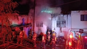 Devastador incendio consume dos viviendas en Lomas del Paraíso de Guadalajara.