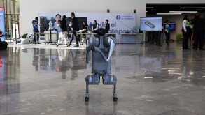Perro robótico presentado en el Symposium Futuro 5.0: Inteligencia Artificial y la Nueva Era Industrial.