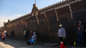 Personas caminando frente a Palacio Nacional, Ciudad de México.