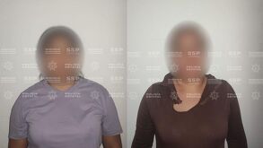 Mujeres detenidas con blur en el rostro tras riña en la calle.