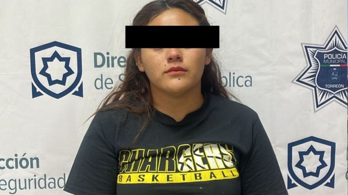 Mujer con los ojos tapados debido a que fue detenida por agredir físicamente a su esposo.