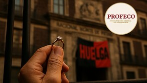 Imagen generada con IA del Nacional monte de piedad, en primer plano se observa una mano sosteniendo un anillo, al fondo una bandera de huelga.