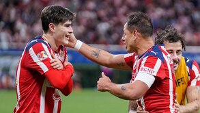 Javier Hernández y la Hormiga González celebrando un gol con la camiseta de la Chivas en Liga MX.