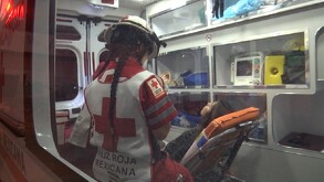 Una mujer se encuentra a