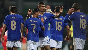 Jugadores de la  Selección de Italia en un partido dentro de la Eliminatoria rumbo al Mundial de 2026.
