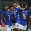 Jugadores de la  Selección de Italia en un partido dentro de la Eliminatoria rumbo al Mundial de 2026.