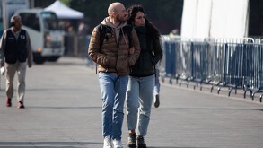 Pareja caminando por calles del Zócalo de la Ciudad de México.