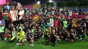 Seleccionados de México celebrando la victoria ante Argentina en el Mundial Sub-17, luego de avanzar a Octavos de Final.