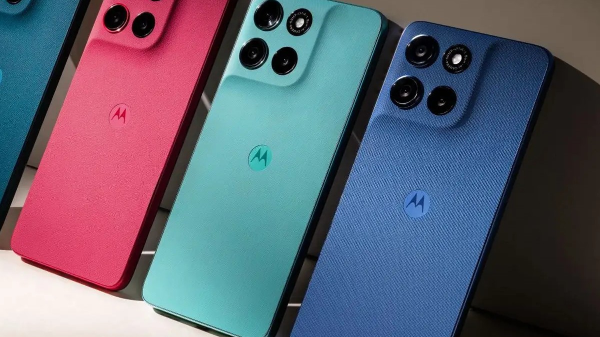 Celulares Motorola de colores verde, rosa y azul