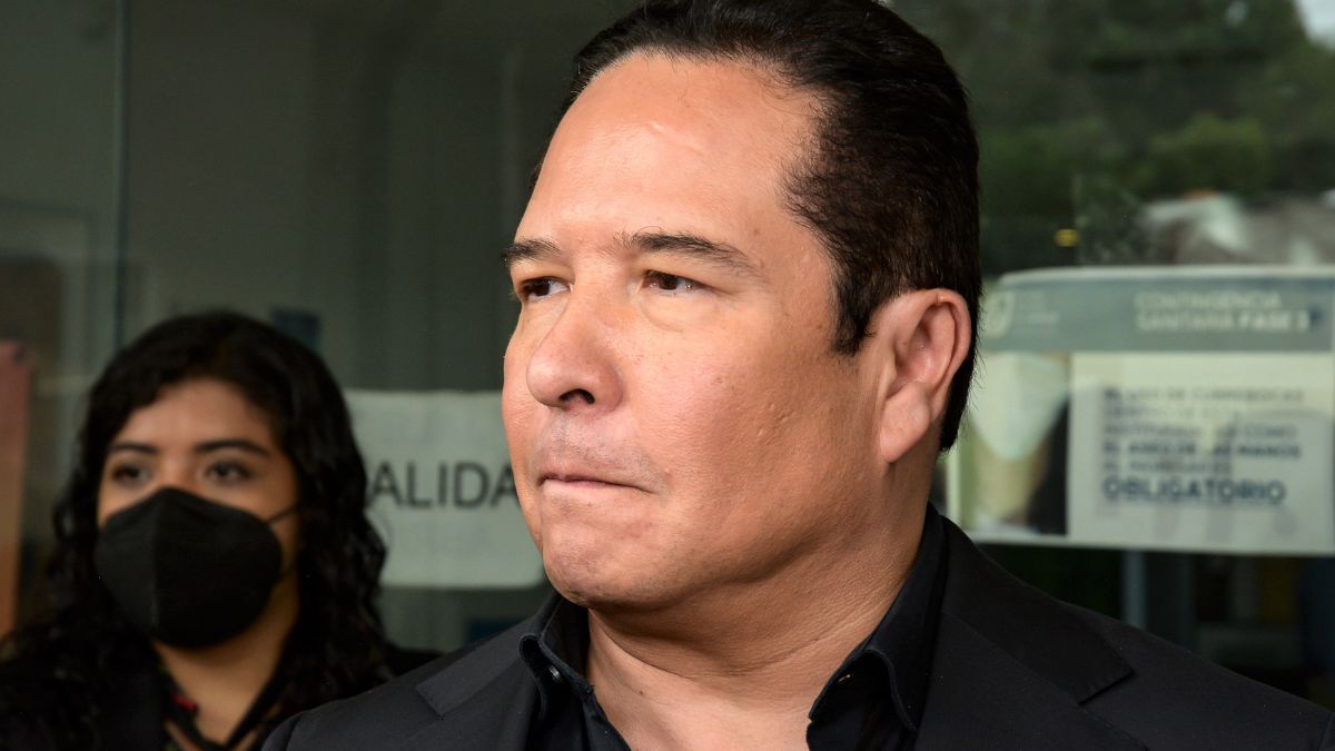 Gustavo Adolfo Infante con una camisa negra y cara de preocupación.