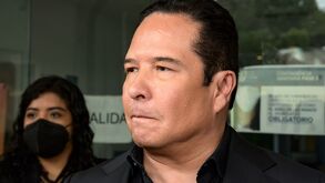 Gustavo Adolfo Infante con una camisa negra y cara de preocupación.