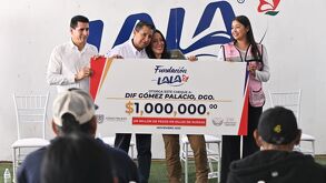 Betzabé Martínez, presidenta municipal de Gómez Palacio y el director de LaLa en la entrega de un donativo para el DIF de Gómez Palacio