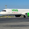 Se observa un avión de Viva Aerobús blanco que se encuentra en una pista de aterrizaje.