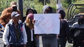 Personas manifestantes afuera del penal de San Miguel en Puebla.