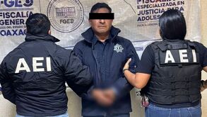 Hombre detenido por dos policías en Oaxaca y presentado ante las autoridades.