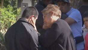 Personas tristes vestidas de negro y llorando durante un funeral donde hubo una pequeña explosión.