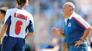 Xabier Azkargorta dando instrucciones a Rafael Medina en un partido de Chivas en 2005.
