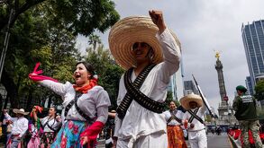 Personas participan en el desfile de la Revolución Mexicana en la Ciudad de México el 20 de noviembre