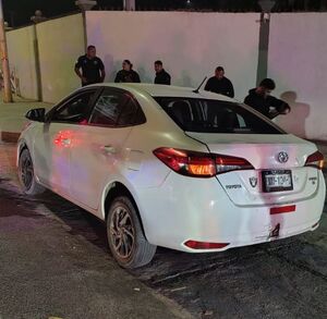 carro blanco afectado por un choque de una motocileta.