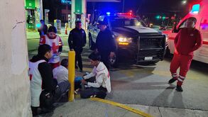 Hombre siendo atendido por paramédicos de la Cruz Roja en Torreón.