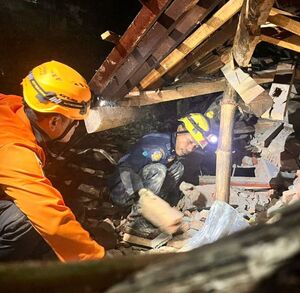 Equipos de rescate realizando labores en la isla de Java, Indonesia, donde han ocurrido deslizamientos mortales.