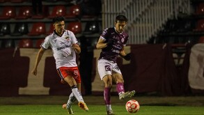 Víctor Barajas y Alan Rodríguez disputando un balón en el juego de ida de Cuartos de Final entre Mineros e Irapuato.