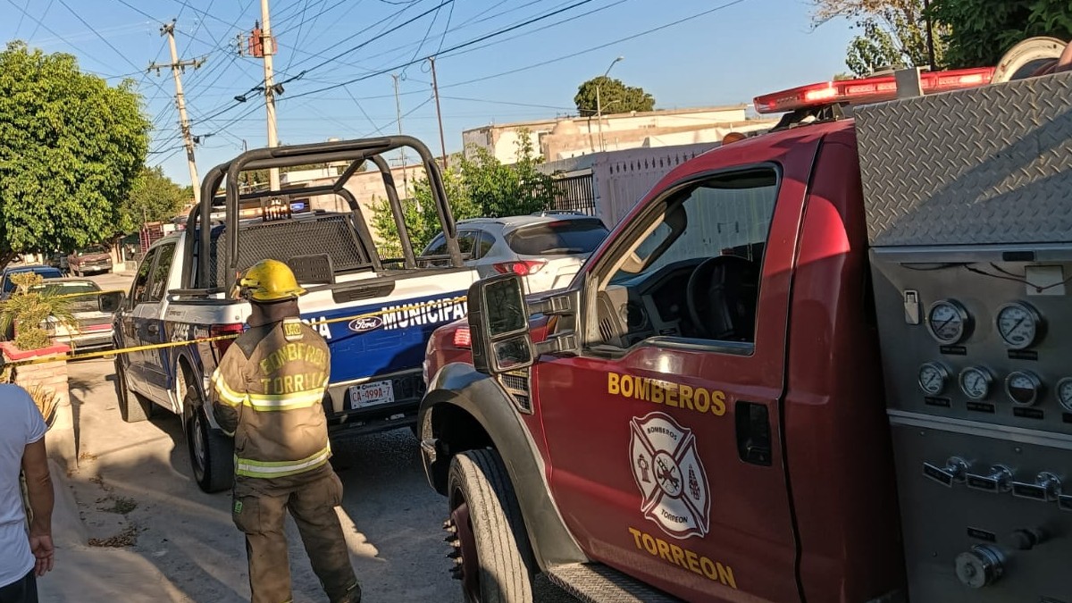 Camión de bomberos color rojo y amarillo y patrulla de la policía de Torreón en color azul