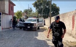 Patrulla de la policía de Tlaquepaque y un elemento de la policía caminando