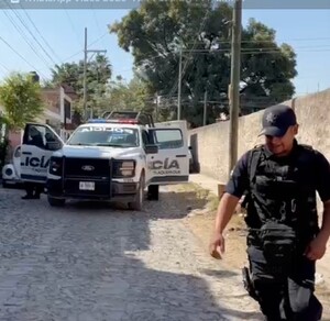 Patrulla de la policía de Tlaquepaque y un elemento de la policía caminando