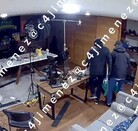 Hombres entran a robar oficinas donde se graba el podcast de 'La Cotorrisa'; revelan video del momento.