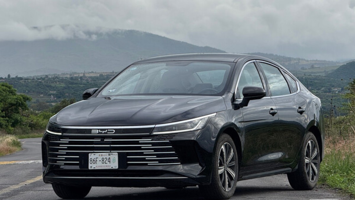 un auto byd king en un camino