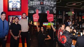 Hugo Ayala, Javier Aquino y André-Pierre Gignac en el primer día del nuevo restaurante 'Cachirules Bar' en Monterrey.