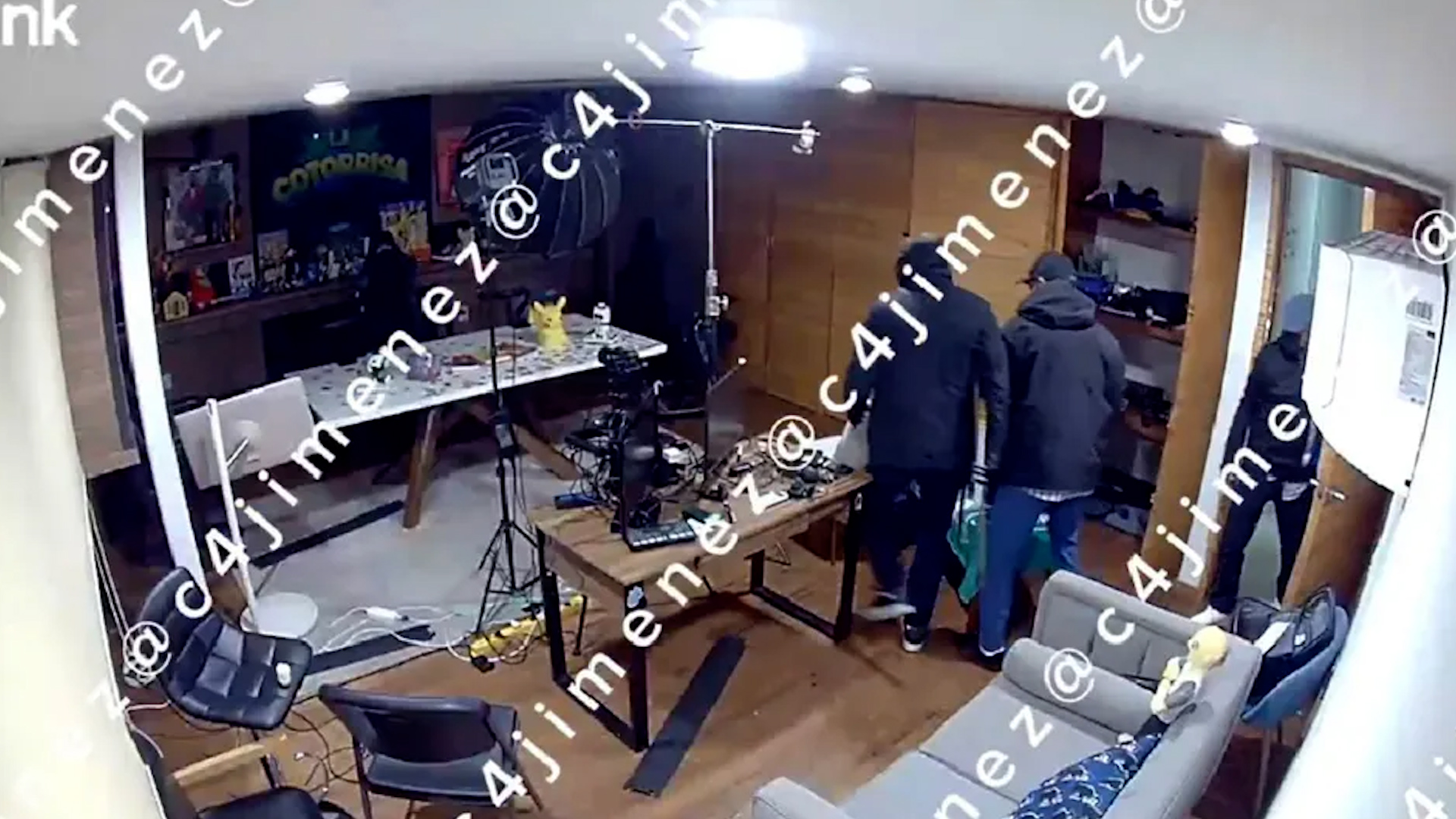 Los delincuentes huyeron del lugar luego de escuchar que las autoridades ya se dirigían al lugar.