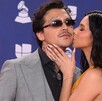 Christian Nodal y su esposa, Ángela Aguilar compartiendo un tierno momento en la alfombra roja de los Latin Grammy.