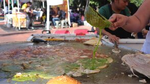 chalupas de puebla en un comal